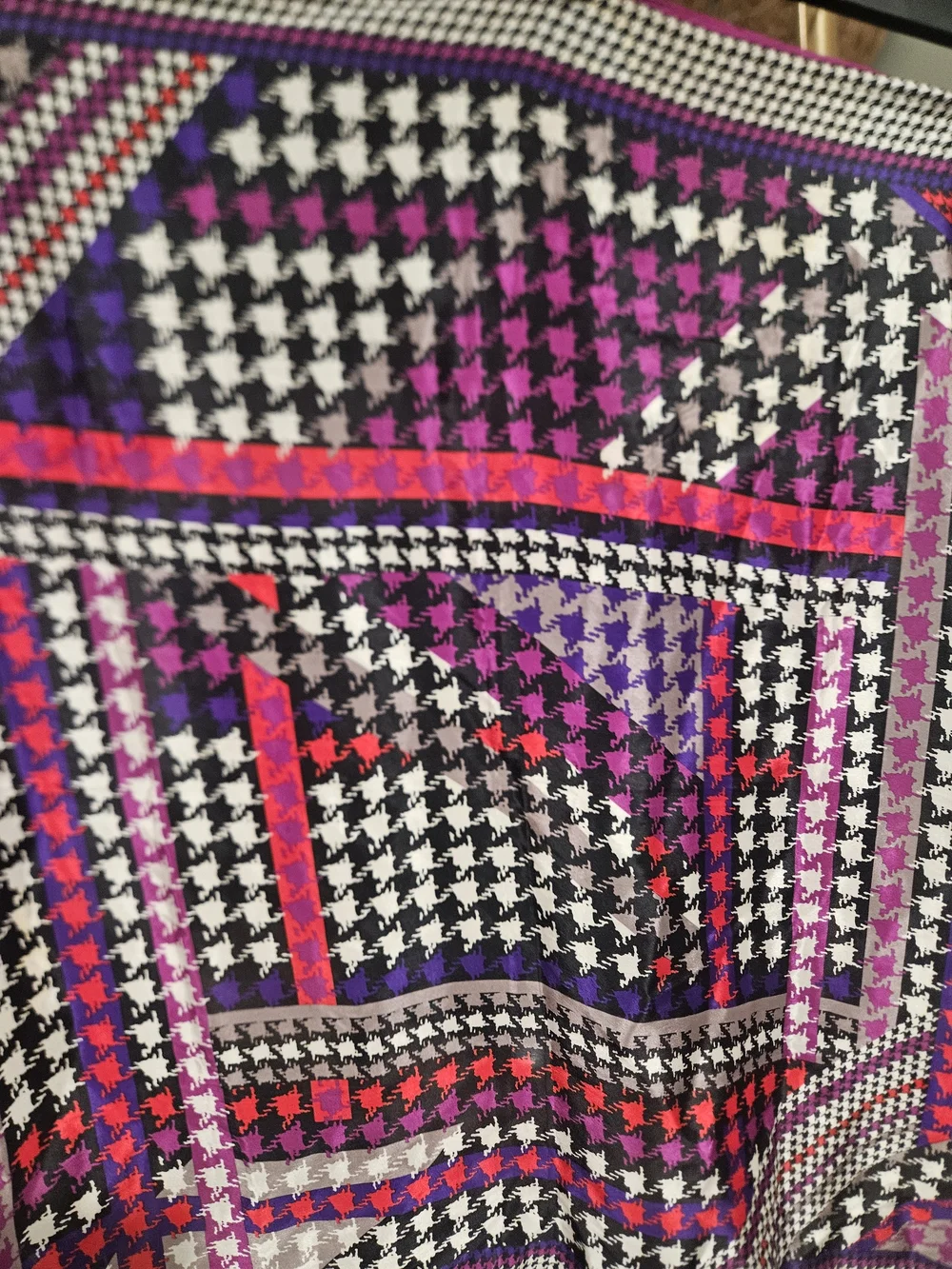 Vintage Oscar de la Renta 100% Silk Houndstooth Square Scarf Purple Black